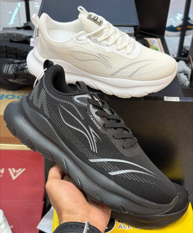 کفش مشکی کفش سفید اسپرت