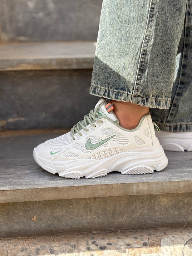 کفش سفید اسپرت