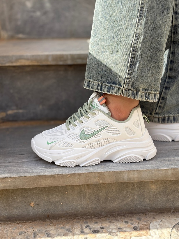 کفش سفید اسپرت