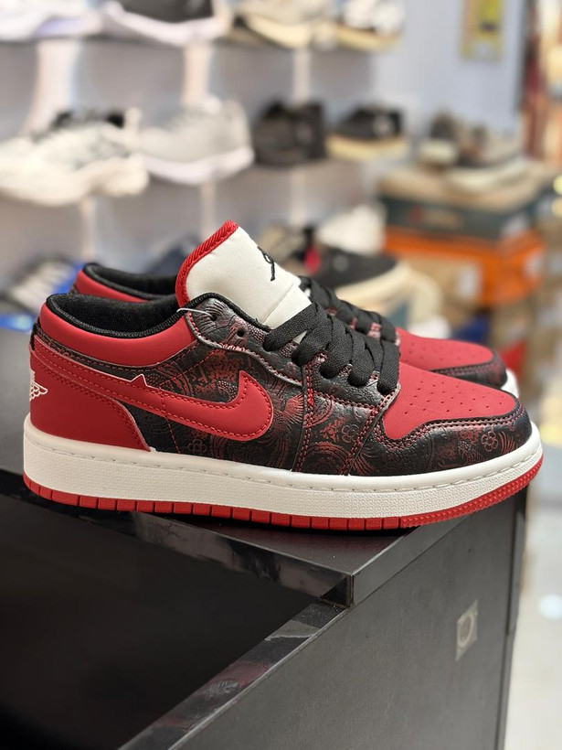 کفش نایک جردن قرمز